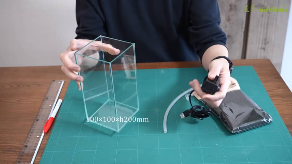 ペットボトルサイズの容器に滝を作る
