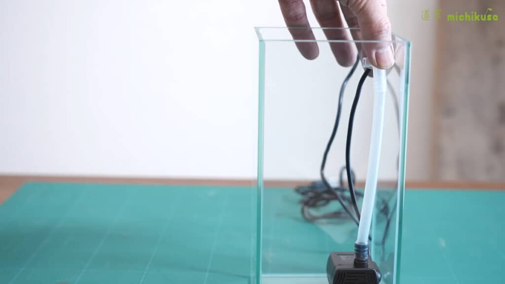 水中ポンプを容器の底に固定
