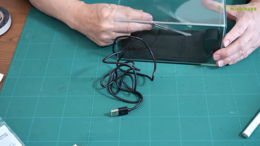 植物の根を張らせる布でパイプを隠す
