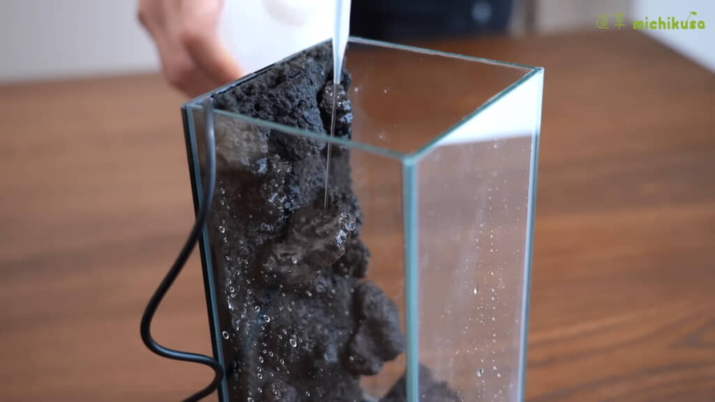 水で濡らした壁面は自然な見た目に
