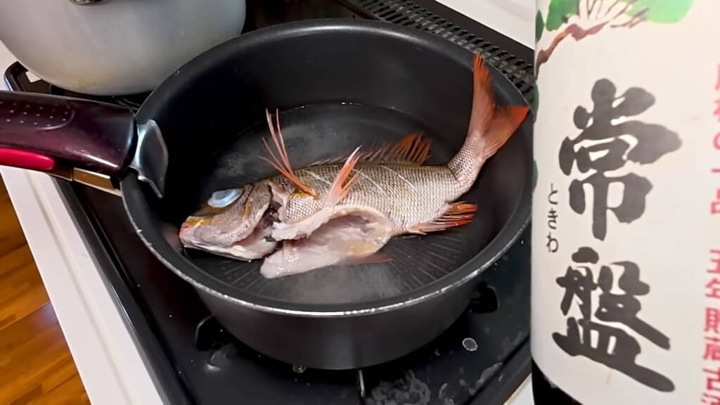 煮物には地元の泡盛を使用