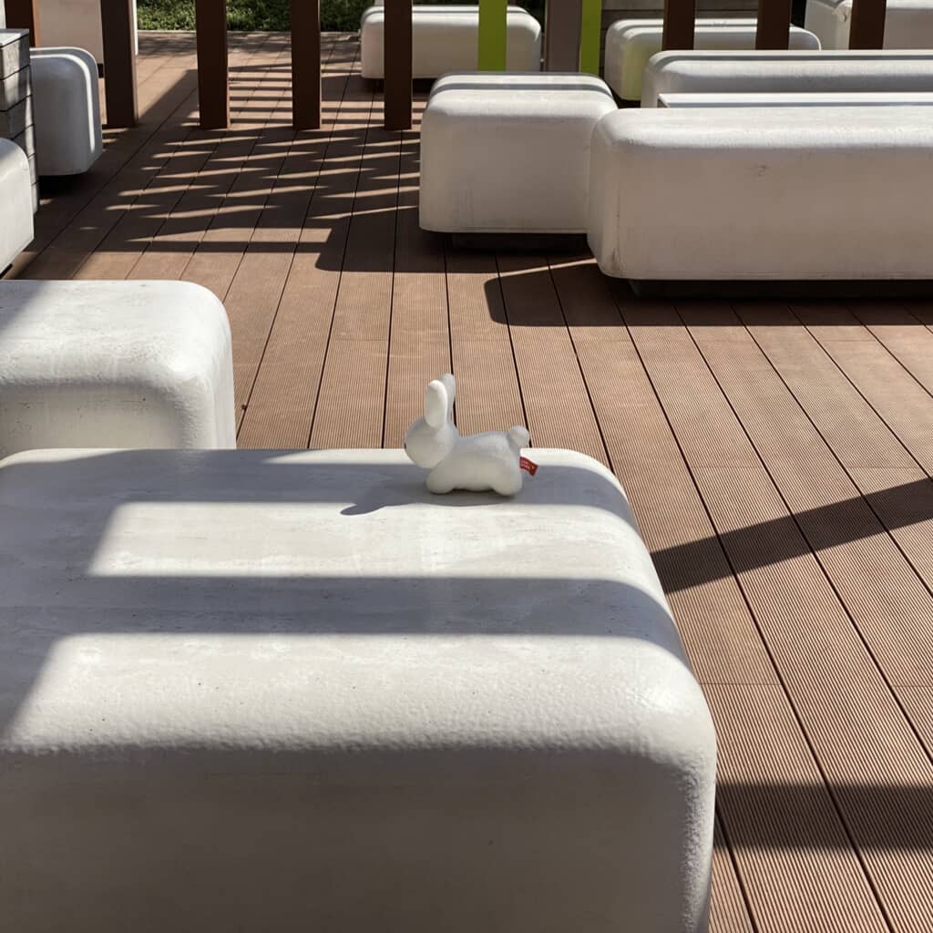 窓際に置かれたウサギ……