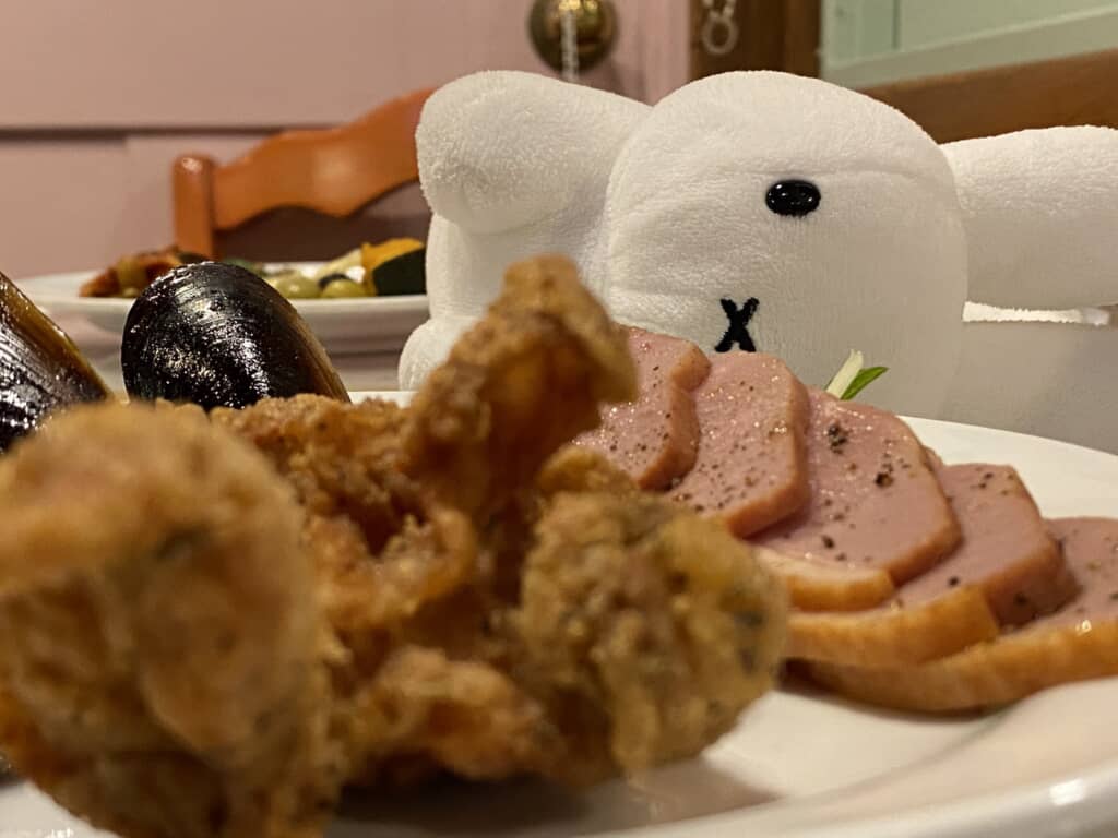 窓際に置かれたウサギ……