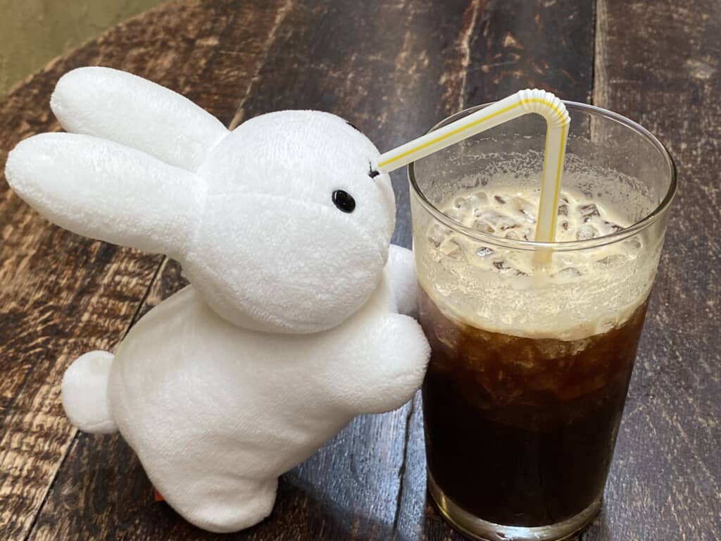 窓際に置かれたウサギ……