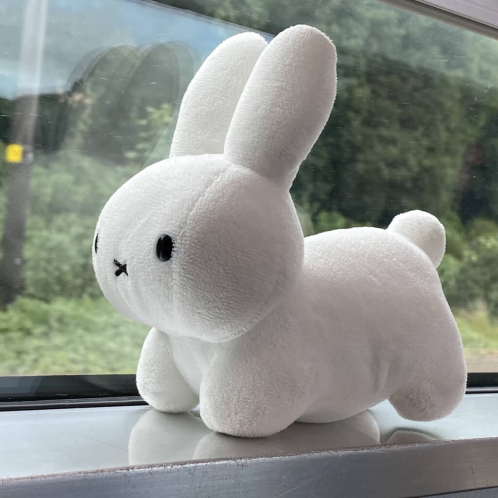 窓際に置かれたウサギ……