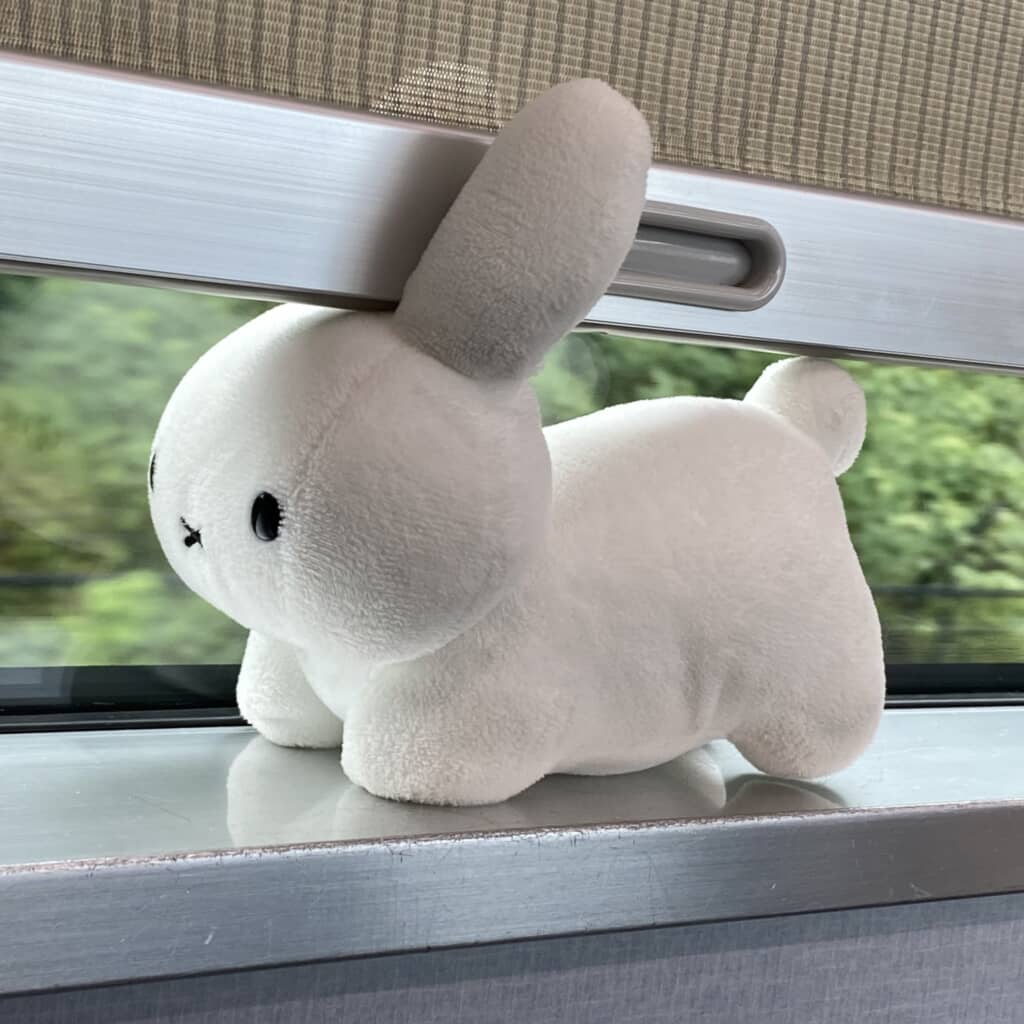 窓際に置かれたウサギ……