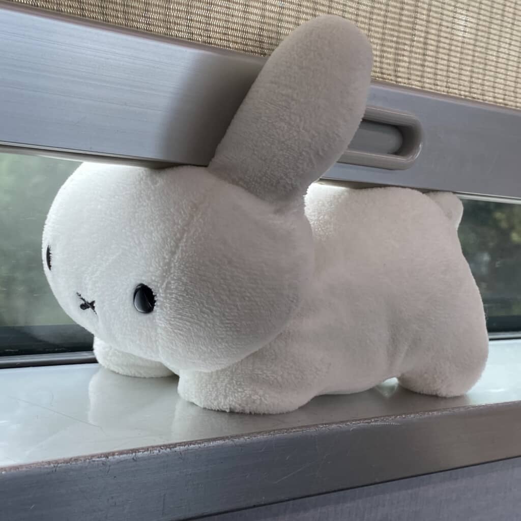 窓際に置かれたウサギ……