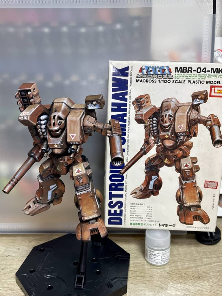 ボックスアート風に塗装されたトマホークのプラモデル