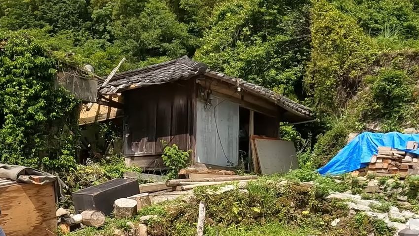 ボロボロで倒壊寸前の小屋