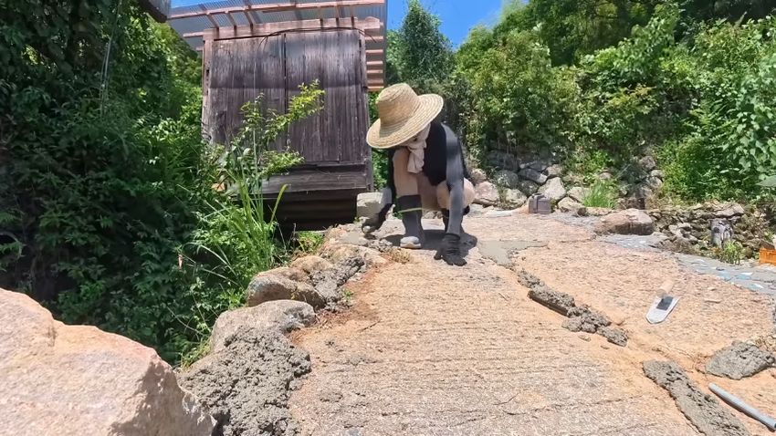 坂道をモルタルで補修する