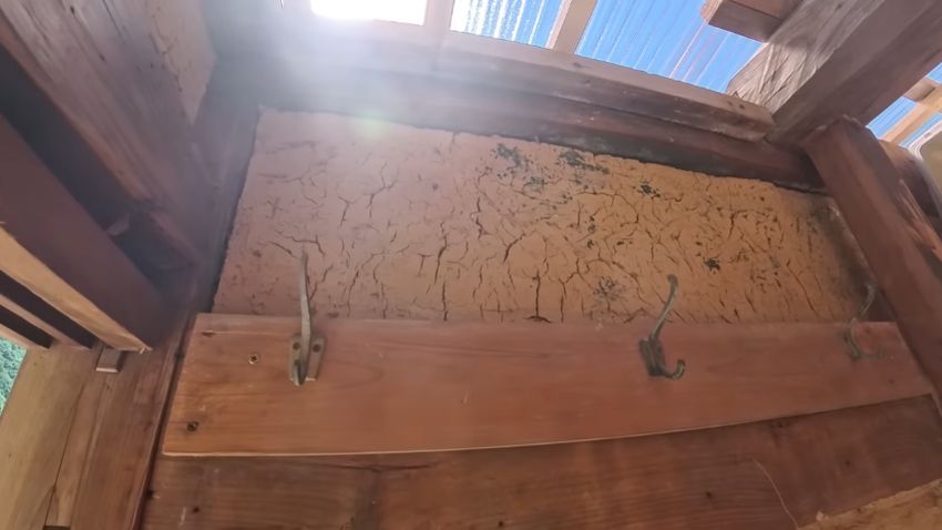 倉庫内に設けられた草刈り機を置くスペース