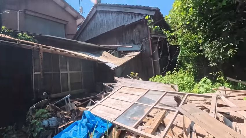 倉庫裏に積み上がっている廃材