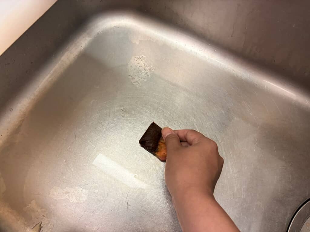 使い終わったティーバッグでシンクをこするだけ