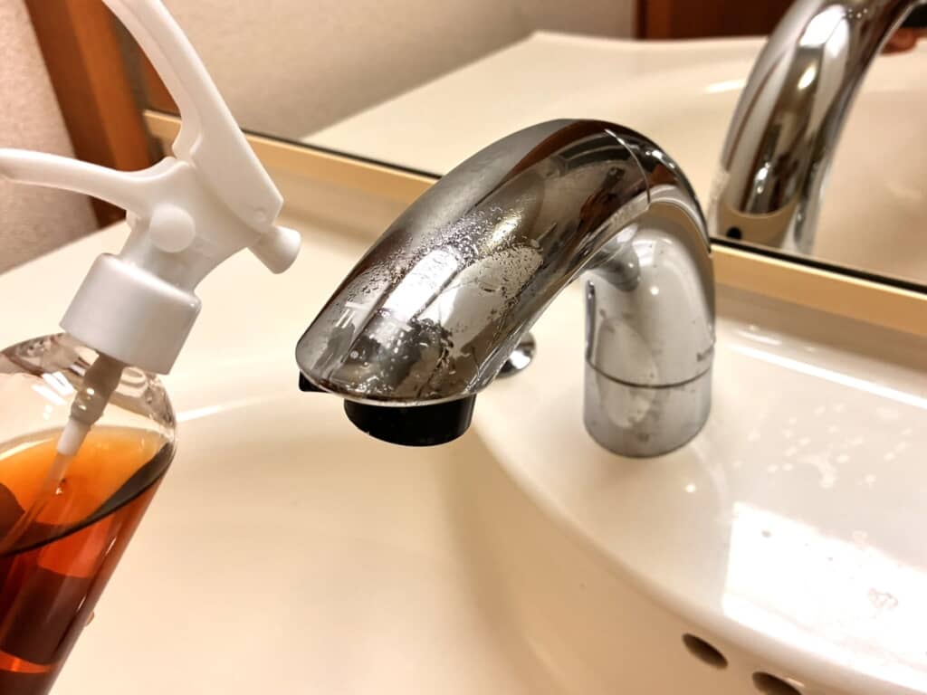 古くなった紅茶で鏡や蛇口がピカピカに！