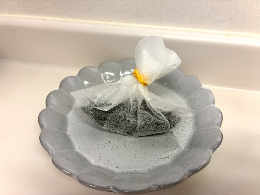 余った茶葉で簡単に消臭剤が作れます