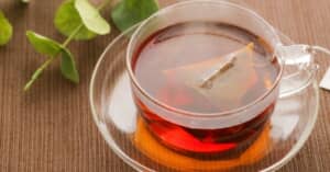 ティーバッグを使う様子