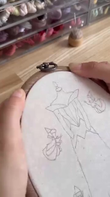 刺しゅうで『眠れる森の美女』のシーンを再現