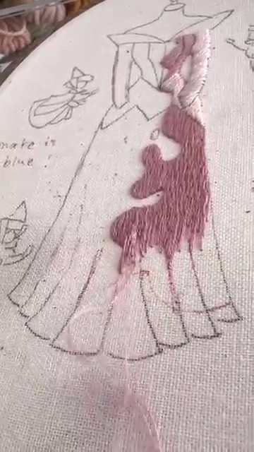 ドレスの半分はピンクに