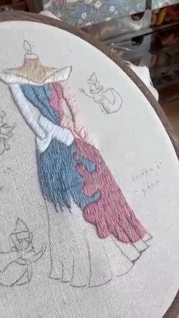 残りの半分はブルーに刺しゅうしました