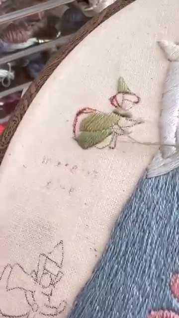 ドレスを囲む3人の妖精たち