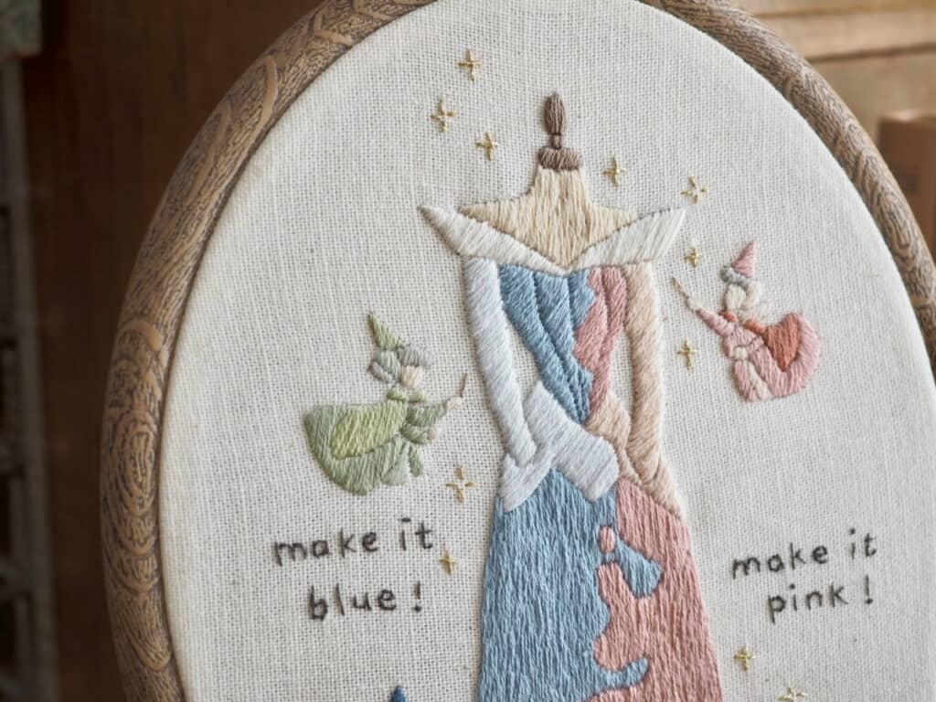 魔法をかけあうフローラとメリーウェザー