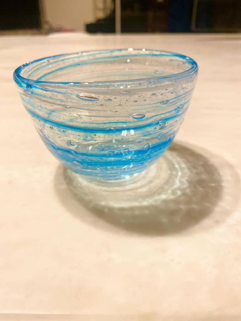 冨岡義勇のイメージを、水色の渦と泡加工で表現