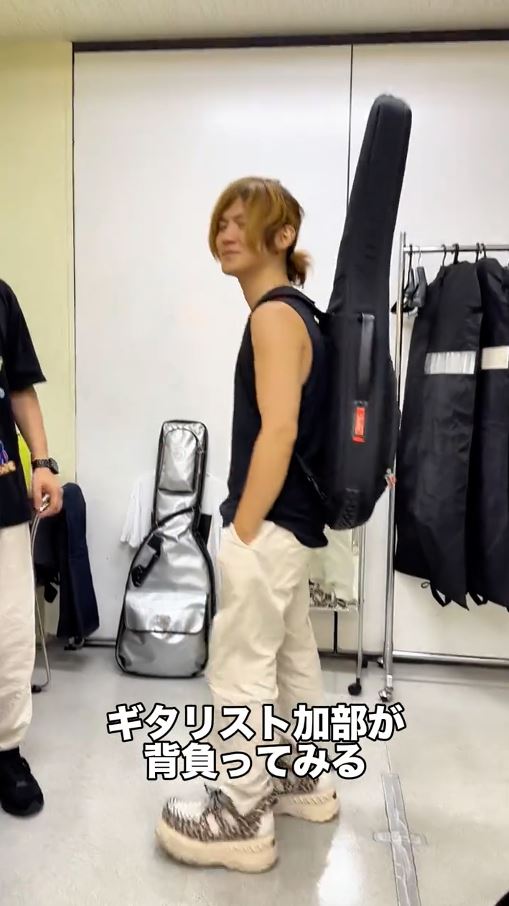 加部さんが背負ってもやはり違和感