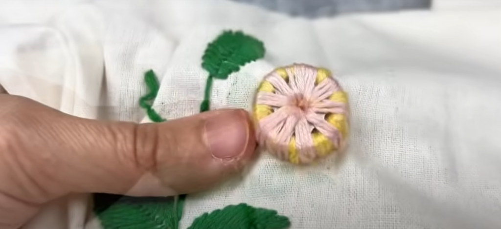 ボビン全体を包み込むように毛糸を通して……