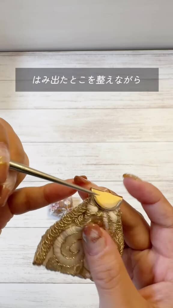 インド刺しゅうリボンのハギレ活用・ワニカンの取り付け