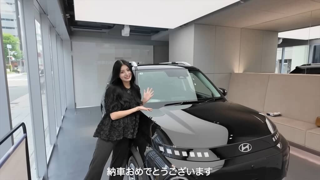 カップルYouTuber「りょじみく」の亮治＆美空の愛車・ヒョンデ「インスター」のラウンジタイプ