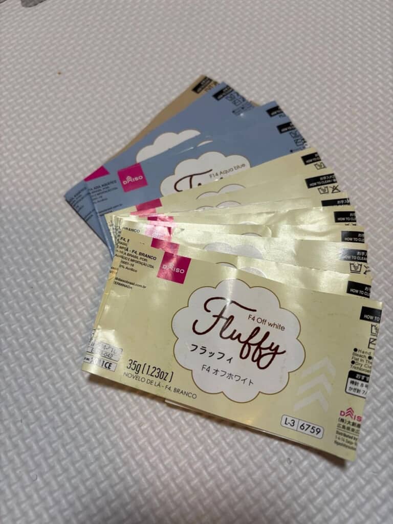 ダイソーのアクリル毛糸で編みました