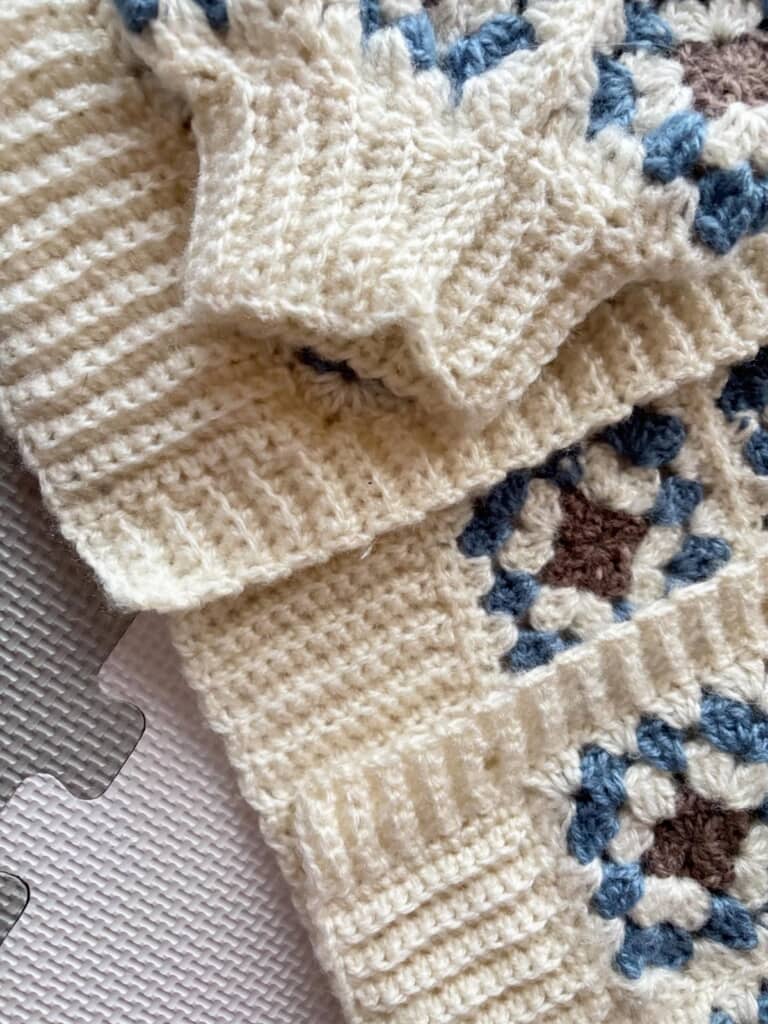 裾も袖もきれいな細編みで仕上げています