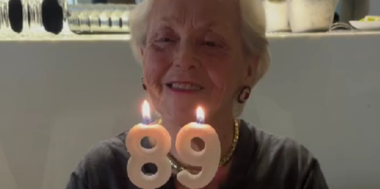 ばあちゃん　バースデー 89歳の誕生日を迎えたおばあちゃん、火を消そうとすると