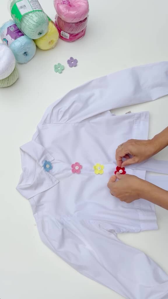 かぎ編みされた花のモチーフをボタンに付けたところ