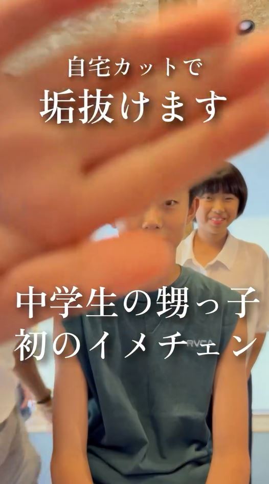 動画に協力してくれた姪っ子ちゃんが手をかざす