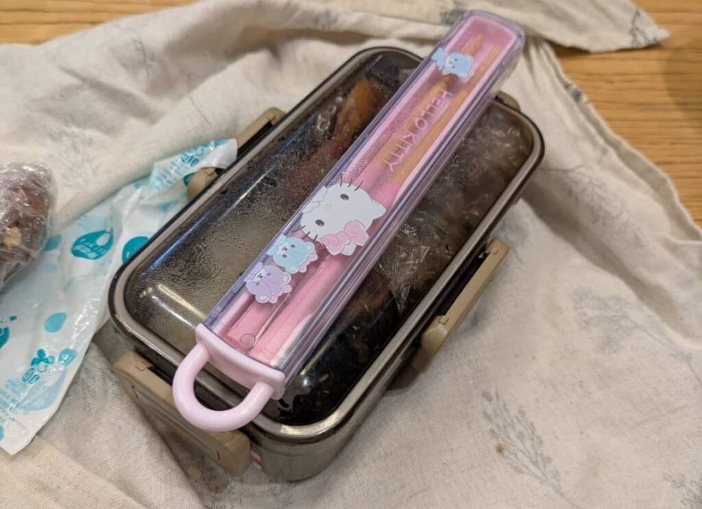 娘のキティちゃんのお箸が夫の方へ