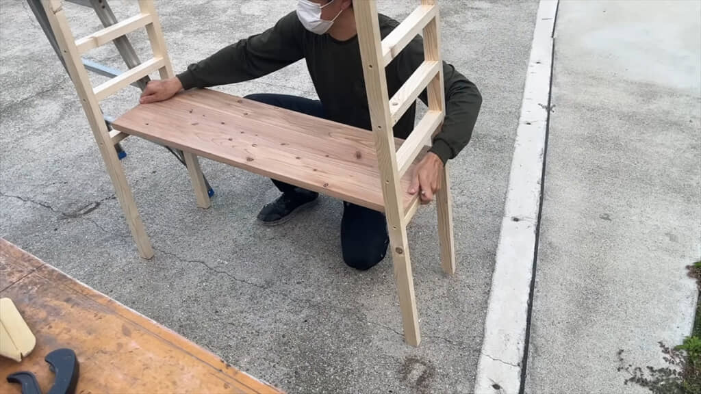 棚板も設置していきます