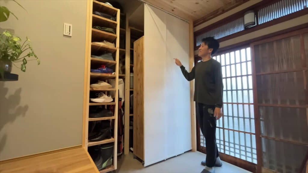 普段は収納を隠してスッキリ