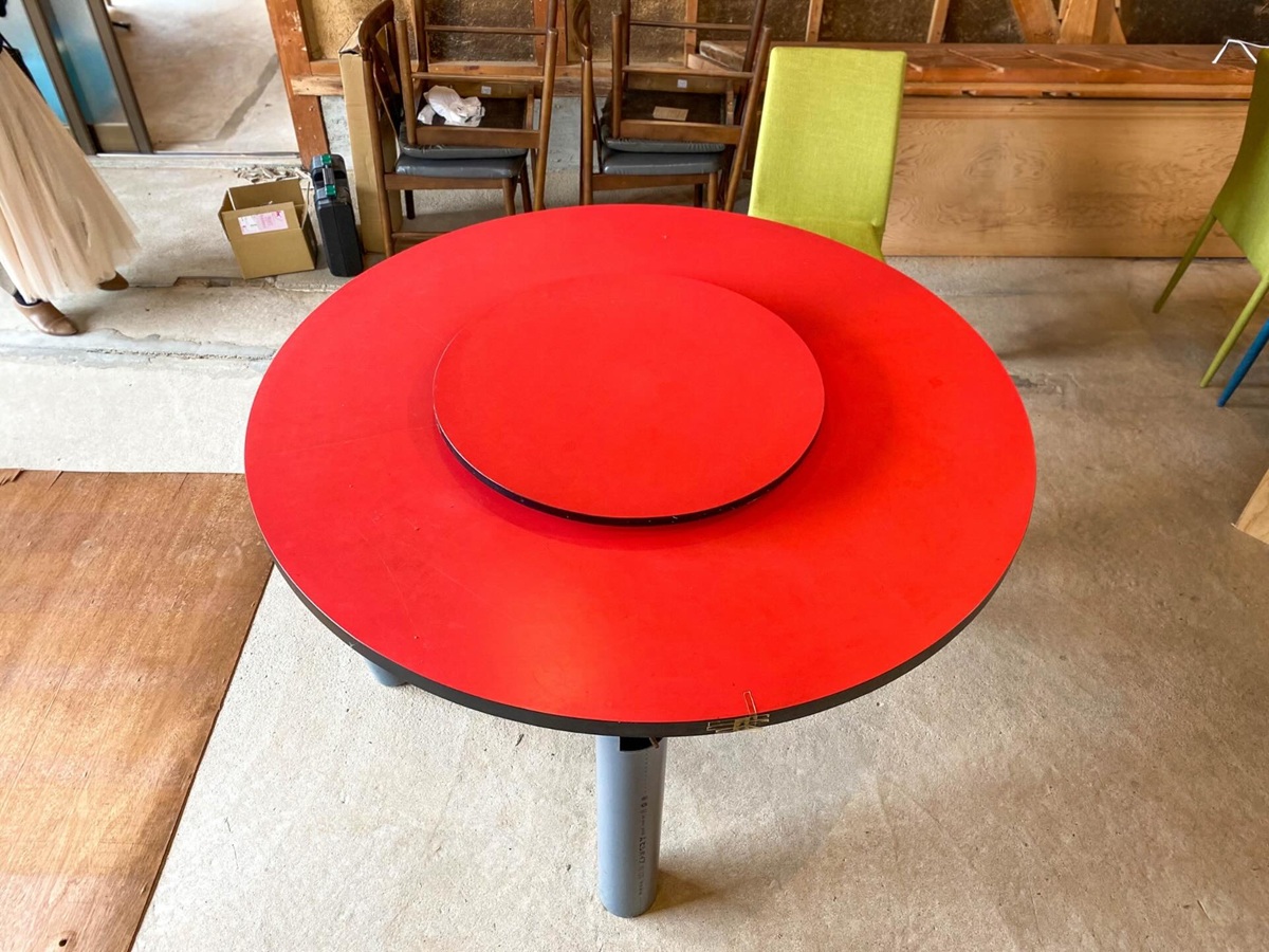 捨てられるはずだった「真っ赤な中華テーブル」→塗り直してみたら……「わーーー」「一気にオシャレ」　“驚きの転生”に反響（1/2） | リフォーム・リノベーション・DIY ねとらぼ