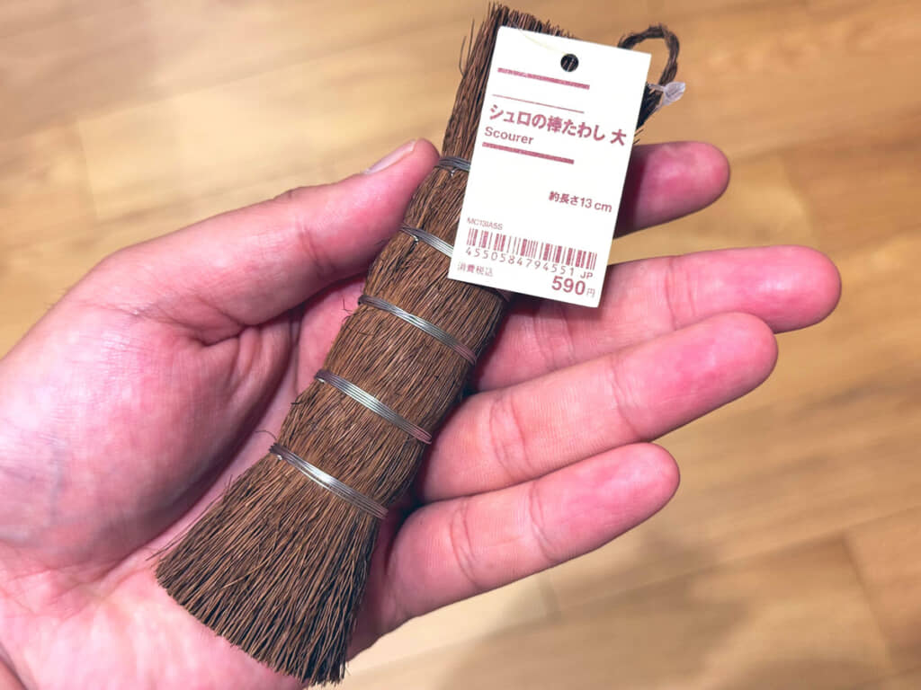 鬼滅の刃のファンアイテムともいえる棒たわし。無印では590円で買えます