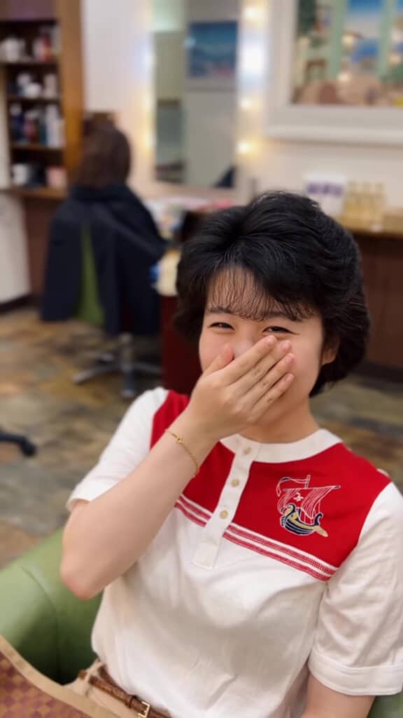昭和ヘアになって思わず笑いがこぼれたモデル