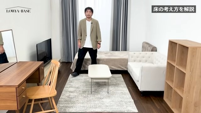 無彩色のラグを敷く