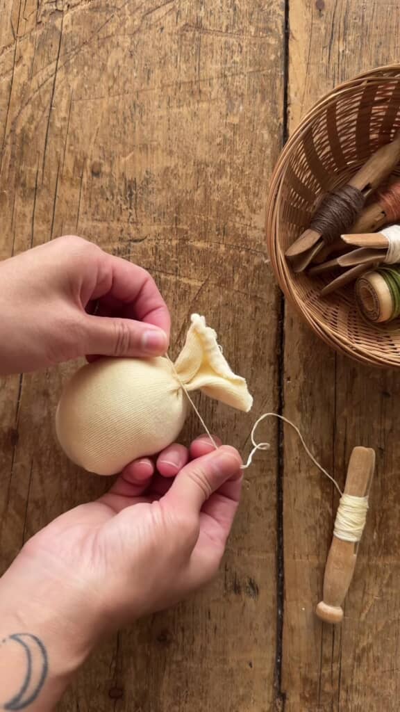 ソックパンプキン作り・綿を詰めたところ