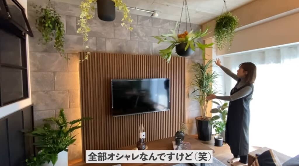 テレビの後ろには間接照明も設置されています