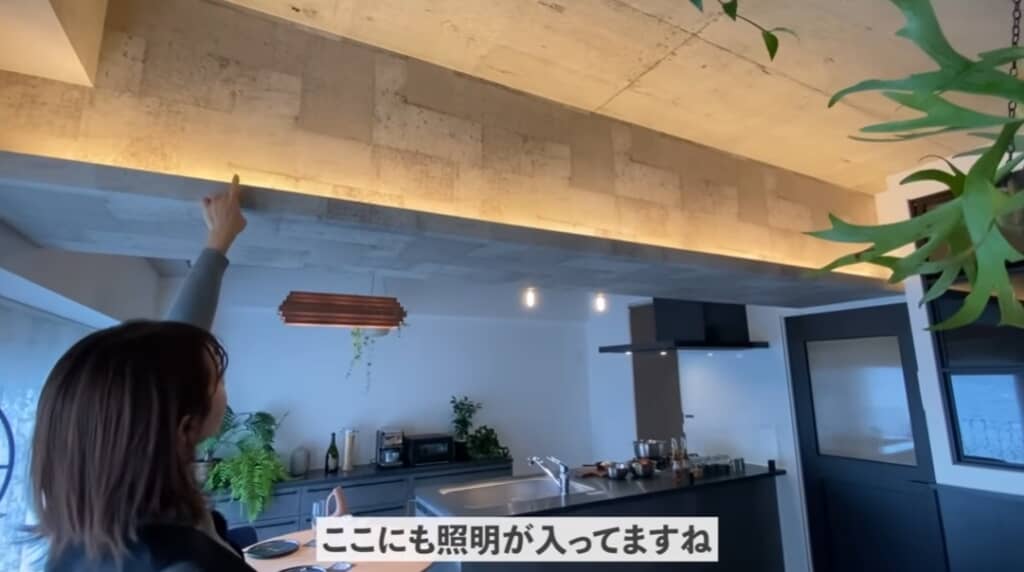 リビングとダイニングキッチンの間にも間接照明が！