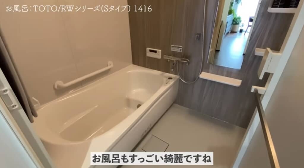 足が伸ばせるバスタブがある広いバスルーム