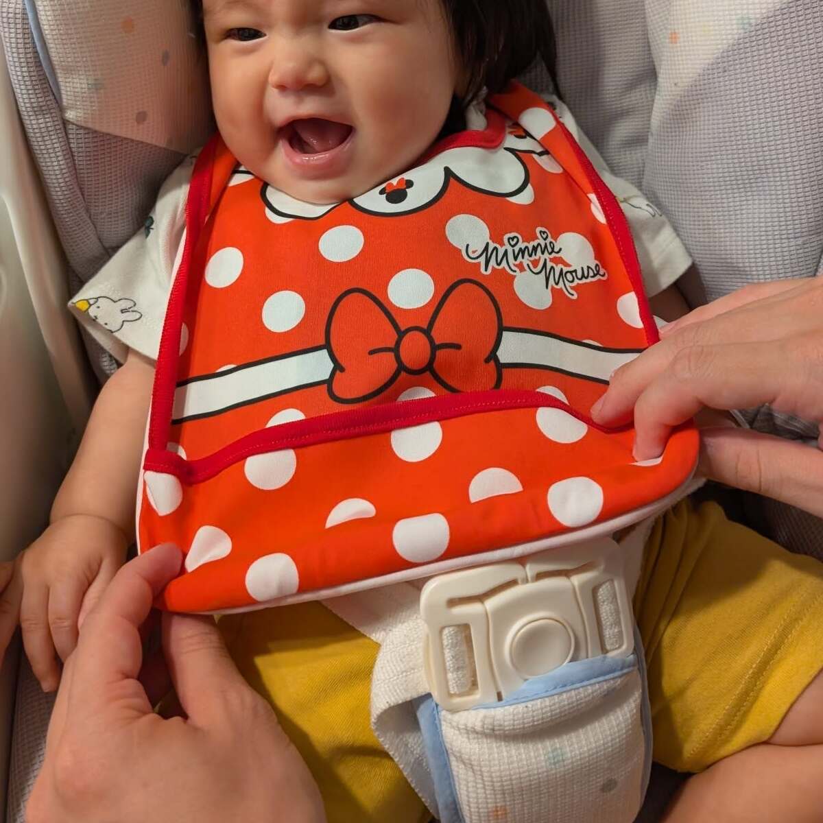 義母から届いたディズニーのスタイ→くるっと裏返したら……　「くそぅ」思わぬデザインに「鼻水出して笑いました」 | 育児 ねとらぼ