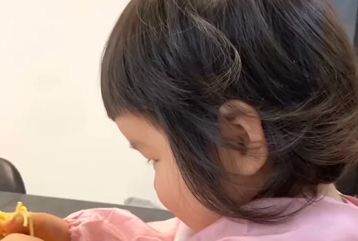 パパが1歳娘を隠し撮り→振り向くとまさかの……「必殺仕事人の眼差しですね笑」　驚きの表情に「どこで覚えた…」「人生何回目？」（1/3） | 育児 ねとらぼ