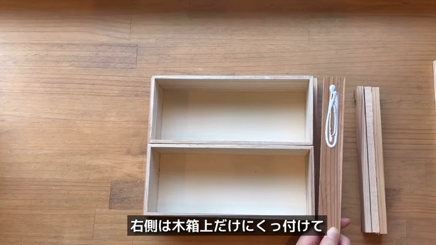 上下に配置した木箱と上側にだけ接着剤を塗った焚き付け材