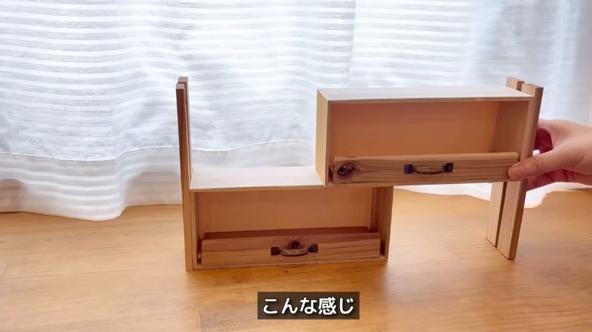 上下の箱が左右に動くラック